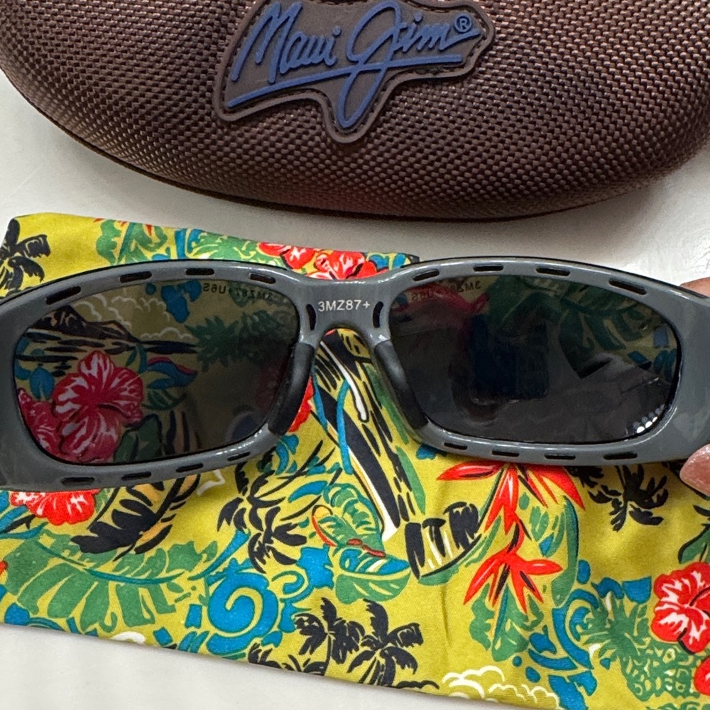 Maui Jim Polarized 3M Black Sunglasses with Floral Case - Picture 6 of 7